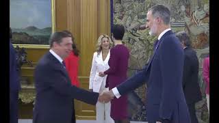 Los ministros y ministras del Gobierno saludan al Rey Felipe VI tras la toma de posesión