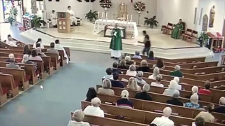 Video shows man attack a Catholic deacon during Mass in Pompano Beach