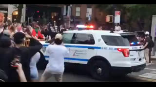 NYPD patrol car vs angry mob in New York | United States | Riots