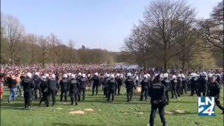 La police charge Ã  cheval et utilise des canons a eau pour disperser des milliers de jeunes