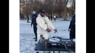 Un DJ fait fuir les policiers d'un parc avec la voix de FranÃ§ois Legault