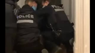 Arrestation musclÃ©e! Elle cÃ©lÃ¨bre son anniversaire et les policiers rentrent chez elle.