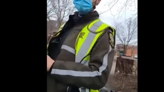 Ce policier s'acharne sur des gens dispersÃ©s dans un parc. Une citoyenne se porte Ã  leur dÃ©fense.