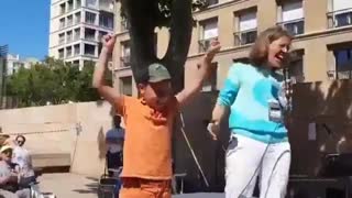 Un enfant rÃ©sistant frappÃ© & insultÃ© Ã  l'Ã©cole: ''La libertÃ© c'est de ne pas porter le masque"