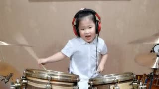 æ‰“é¼“çš„ä¸­å›½å°å¥³å­© Chinese 6 years old little girl playing drum