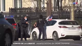 TF1: A cop points his gun at the driver (freedom ConvoY paris 02-12-2022)