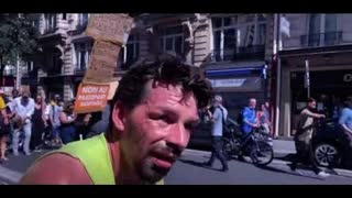 Cet homme est le plus courageux des manifestants , il nâ€™a pas rater une manif !