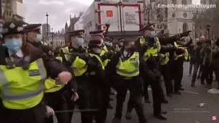 Dans tous les pays d'Europe le peuple se retourne contre la police.