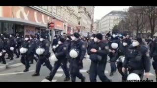 Vienne Autriche Les policiers retirent leur casques et se joint aux manifestants