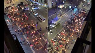 Marche au flambeaux contre la politique du gouvernement dans les rues en plein couvre-feu.