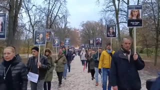 FAMILIES WALK WITH THE PHOTO OF THEIR DEAD FAMILY AFTER THE INJECTION