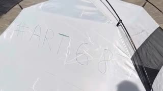 ART 68 Destitution Macron - la tente de David Van Hemelryck devant l'assemblée Nationale