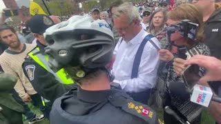 Ce dÃ©putÃ© canadien confronte la police lors d'un rassemblement!