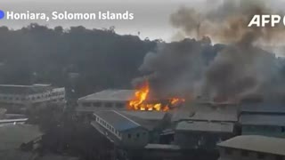 Australia: Solomon Islanders set fire to government buildings and demand PM steps down after they di