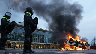 The Netherlands: Anti-curfew protesters clash with police and torch Covid-testing site