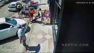 Niggers attack officers while her partner watch the action